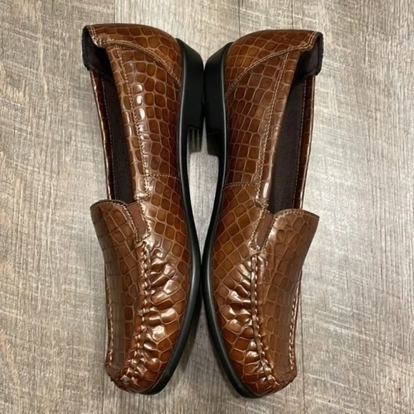 SAS Simplify brown leather embossed croc pattern slip on loafer size 8 - Picture 2 of 8
